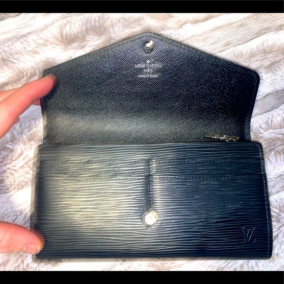 ❌ SOLD ❌ 
Authentic Louis Vuitton - Sarah Epi Wallet in black - Picture 6 of 10